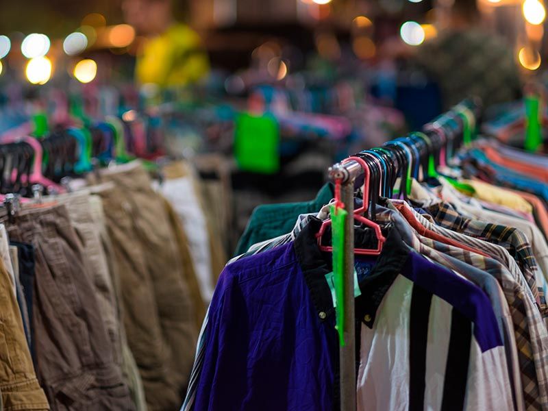 Ropa en perchas. Compromiso y sostenibilidad